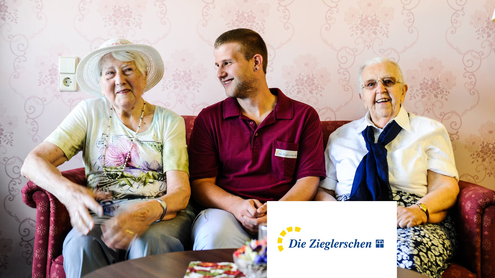 Zwei Seniorinnen und eine Pflegefachkraft sitzen gemeinsam auf dem Sofa | Die Zieglerschen