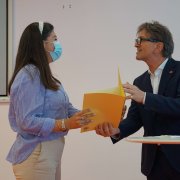 Minister Lucha übergibt Zertifikat an Freiwillige