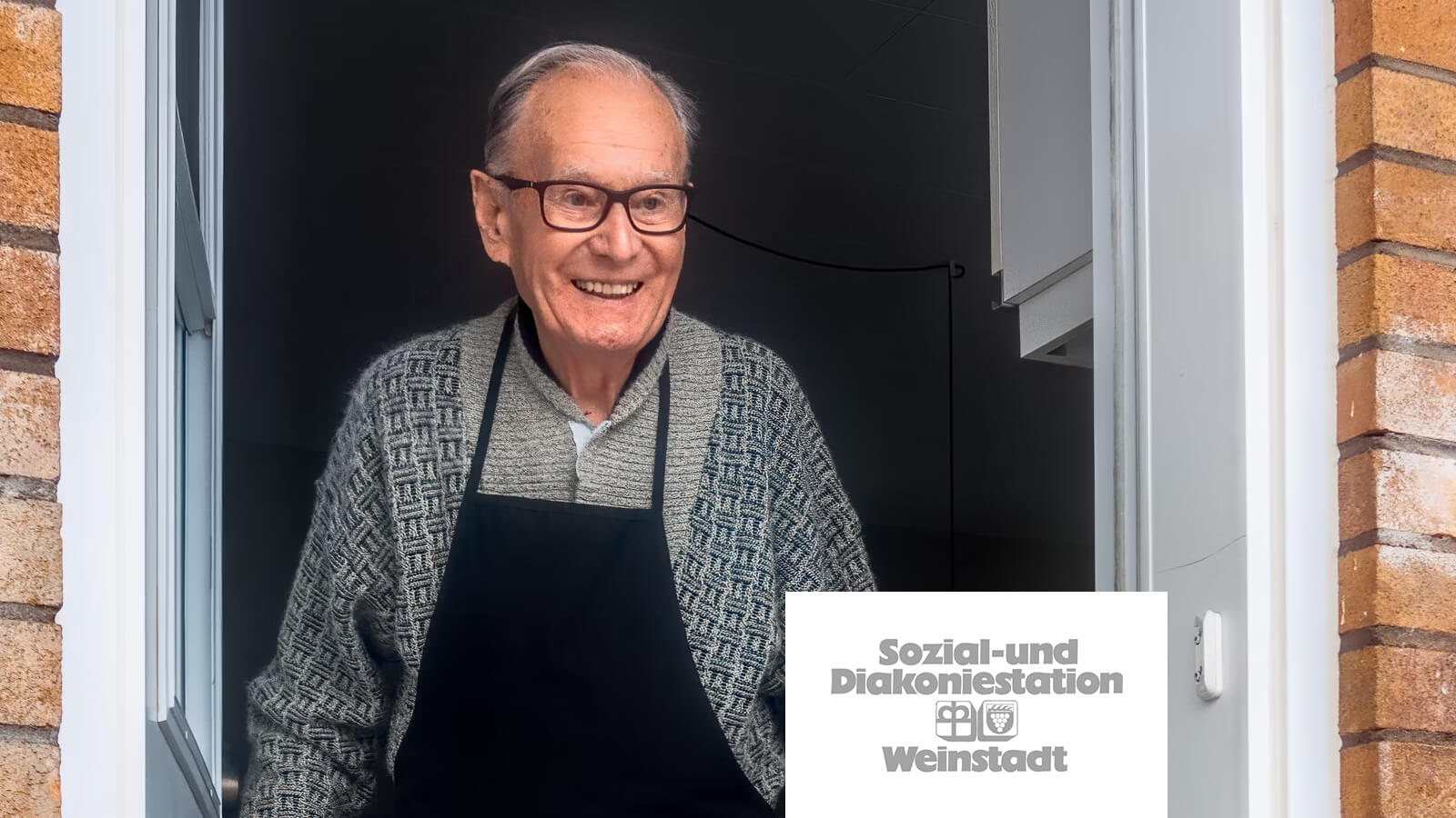 Senior steht an der Haustür | Sozial- und Diakoniestation Weinstadt