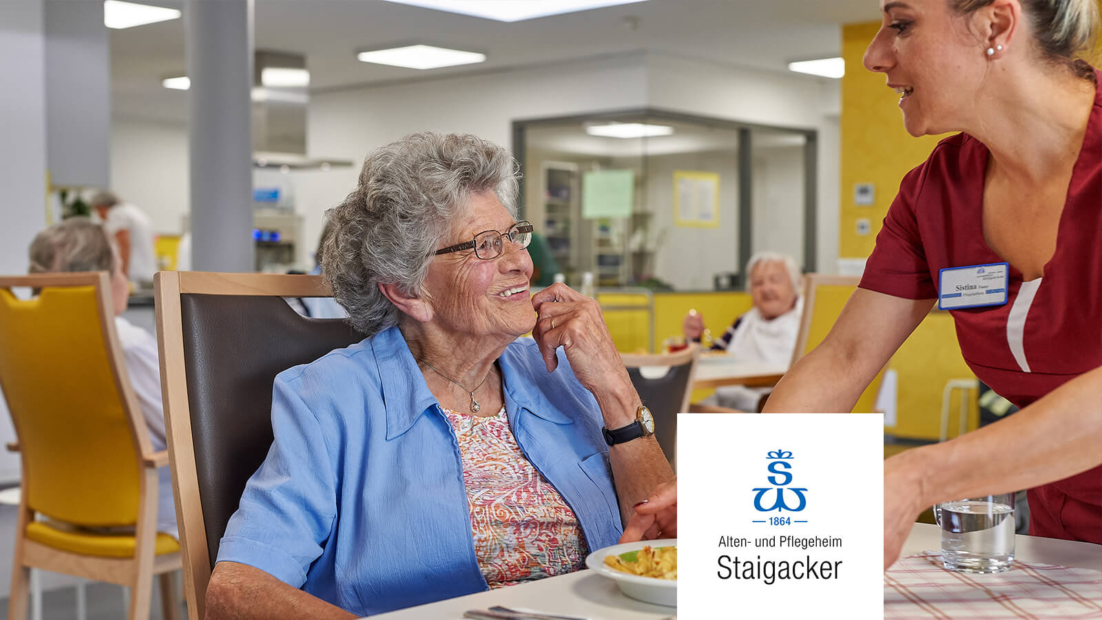 Eine Seniorin beim Mittagstisch | Alten- und Pflegeheim Staigacker
